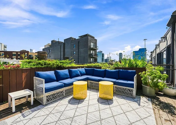 Skyline Views River West Townhouse; 2 Parking Incl Townhouse Chicago