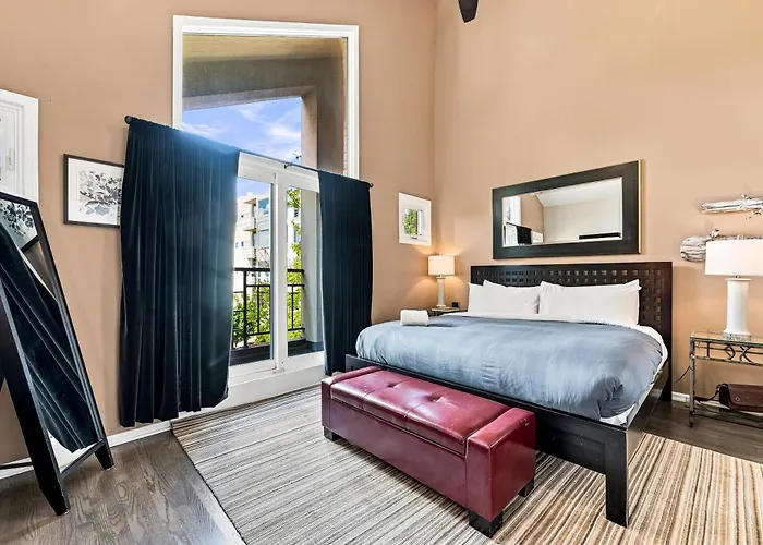 Skyline Views River West Townhouse; 2 Parking Incl Townhouse Chicago